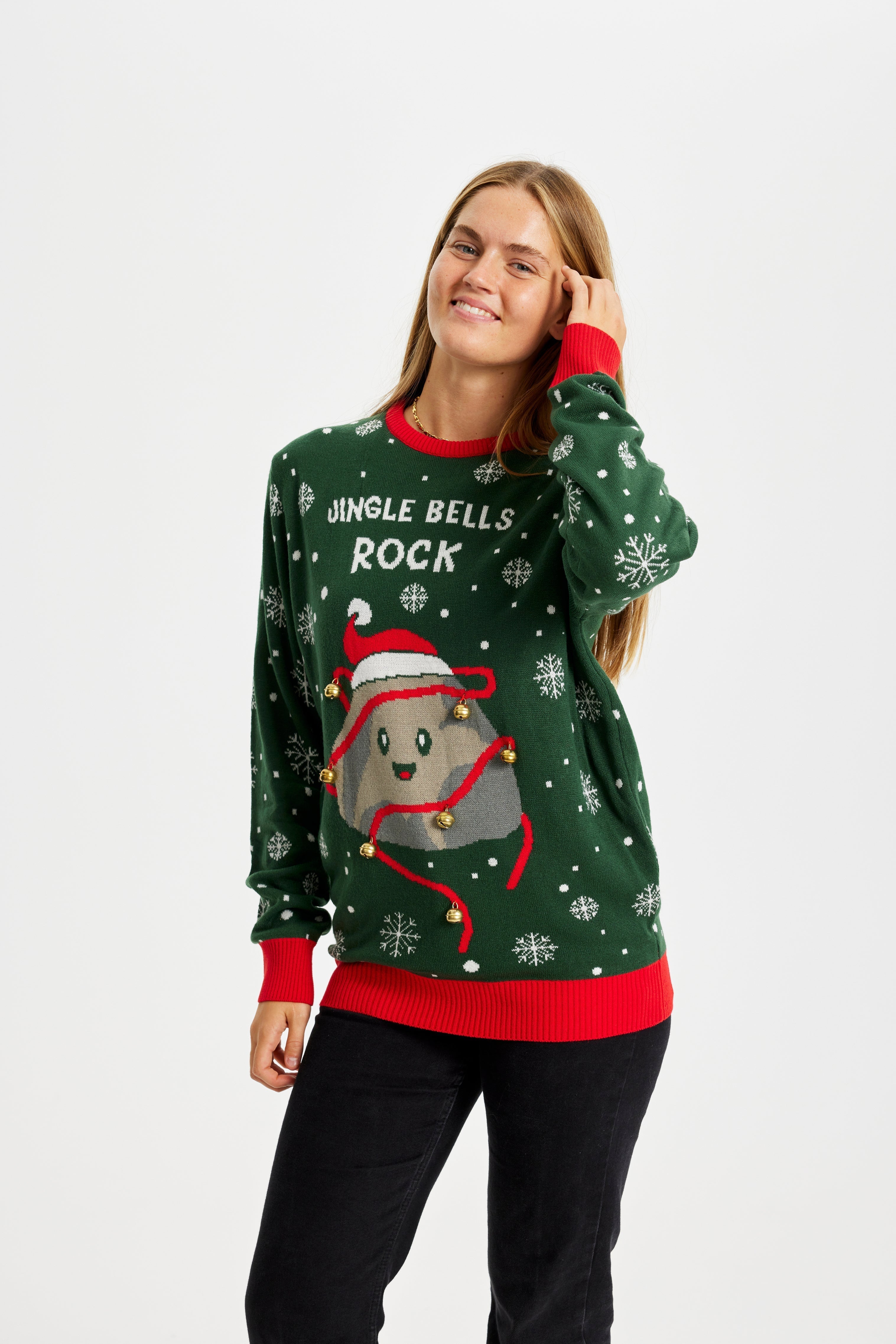 Una donna sorridente che indossa un maglione natalizio verde con la scritta